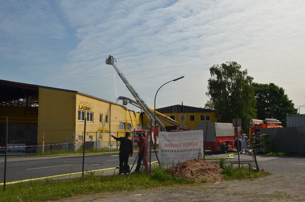 Grossfeuer Poco Lager Koeln Porz Gremberghoven Hansestr P774.jpg - Miklos Laubert